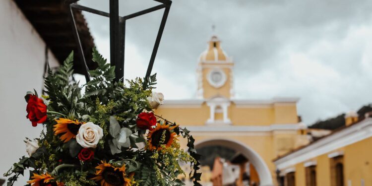 Llevan a cabo Festival de las Flores en Antigua Guatemala