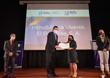 Entrega de constancia de buenas practicas en julio del 2022 por el ministro de Trabajo, Rafael Rodríguez.