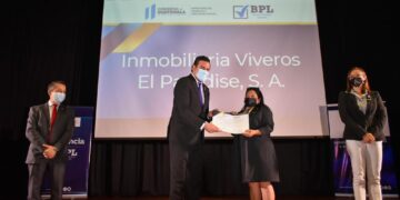 Entrega de constancia de buenas practicas en julio del 2022 por el ministro de Trabajo, Rafael Rodríguez.