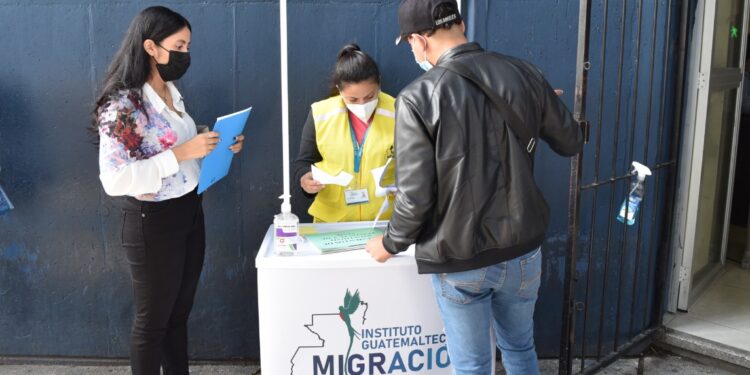 Migración establece puesto informativo en Pasos y Pedales