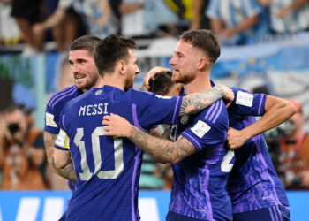 Argentina pasa primera a octavos con un susto de Messi