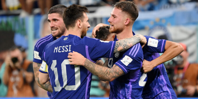 Argentina pasa primera a octavos con un susto de Messi