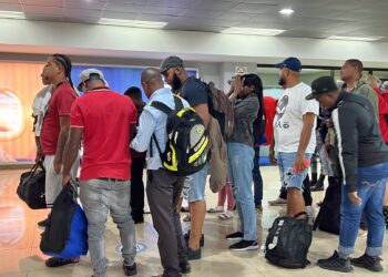 Remiten a dominicanos por incumplimiento de requisitos migratorios