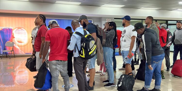 Remiten a dominicanos por incumplimiento de requisitos migratorios