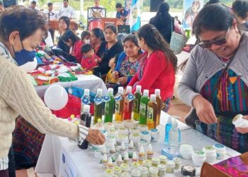 Emprendedoras de Chimaltenango participan en feria artesanal