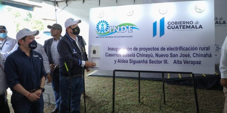 Inauguración de proyectos de electrificación rural en Alta Verapaz.