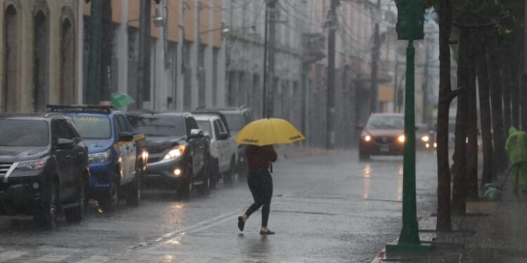 Lluvias continuarán esta tarde, dice el Insivumeh