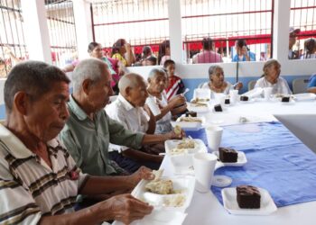 Los comedores sociales a personas vulnerables como los adultos mayores.