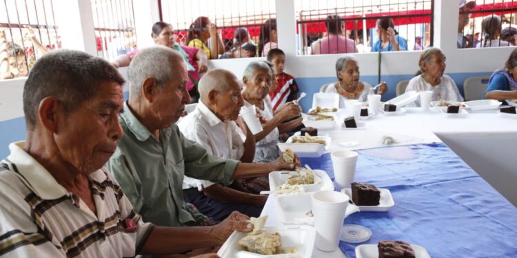 Los comedores sociales a personas vulnerables como los adultos mayores.