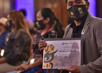 Los guardianes del patrimonio reciben un diploma por parte de autoridades del MCD.