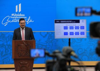 Ministro de Trabajo y Previsión Social, Rafael Rodríguez, en conferencia de prensa.