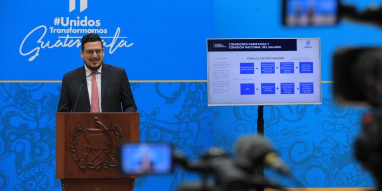 Ministro de Trabajo y Previsión Social, Rafael Rodríguez, en conferencia de prensa.