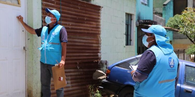 Personal del INE realizan las visitas de campo.