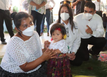 La ministra de Educación supervisa la atención a los menores.