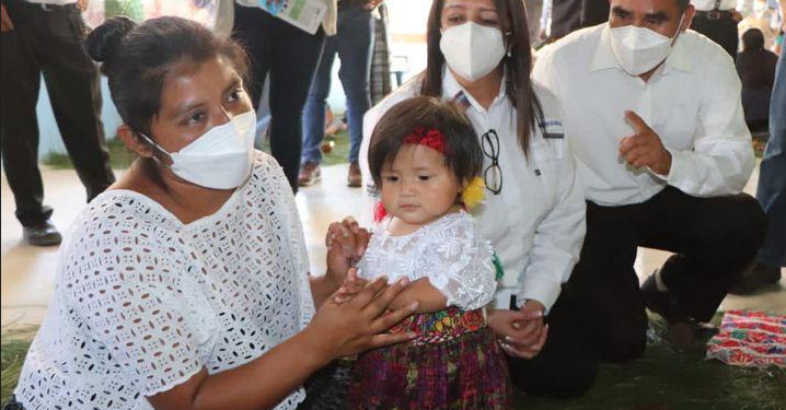 La ministra de Educación supervisa la atención a los menores.