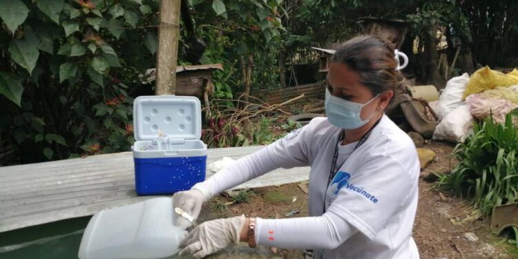 Verifican la calidad del agua en Santa Rosa. /Foto: MSPAS