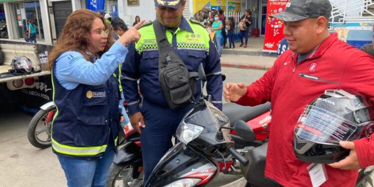 Programa Motorista Responsable otorga cascos a conductores en Jalapa
