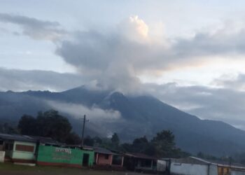 Volcán Santiaguito mantiene actividad alta, informa el Insivumeh