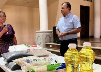 Familias de Sacatepéquez reciben asistencia alimentaria