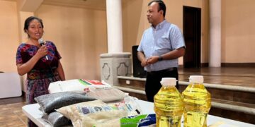 Familias de Sacatepéquez reciben asistencia alimentaria