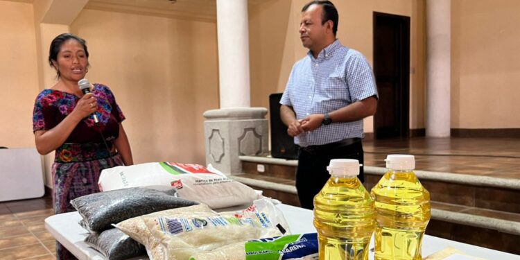Familias de Sacatepéquez reciben asistencia alimentaria