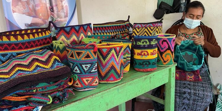 Emprendedoras huehuetecas comercializan sus productos en Cayalá y aeropuerto La Aurora