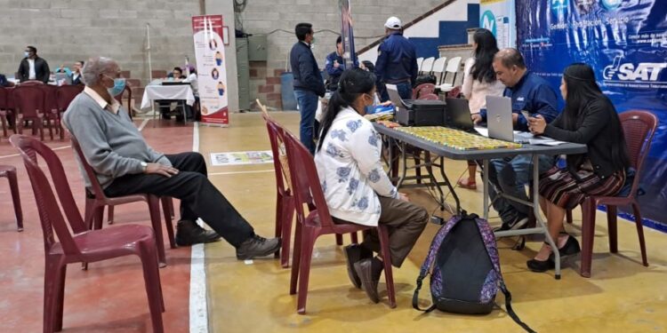 Vecinos de Patzún acuden a jornada de servicios integrados