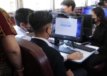 Habilitan laboratorio móvil para evaluación de graduandos