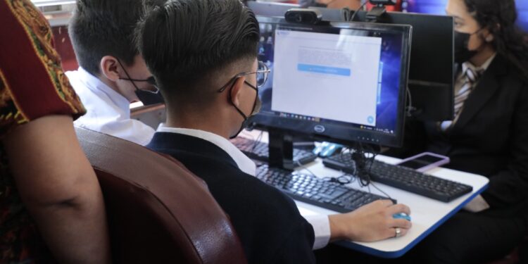 Habilitan laboratorio móvil para evaluación de graduandos