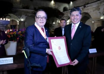 Reconocen labor de presidente Giammattei con la Orden Diego de Porres