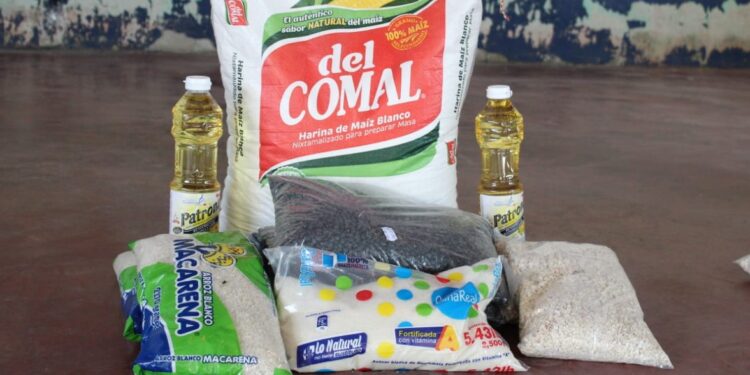 Vecinos de Guastatoya reciben ayuda alimentaria