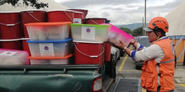 Asistencia humanitaria llega a vecinos de Chinautla afectados por las lluvias