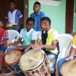 Niños aprenden sobre música y danza del pueblo garífuna