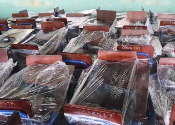 Escuela rural de Puerto Barrios recibe lote de escritorios