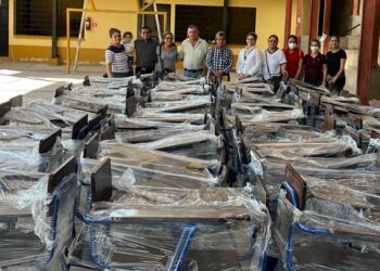 Zacapa recibe 2 mil escritorios escolares