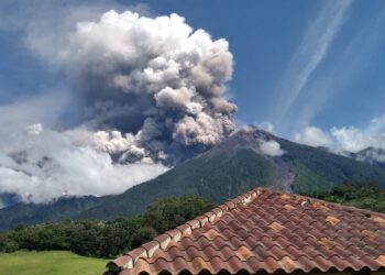 Volcanes Santa María y Santiaguito reportan actividad explosiva