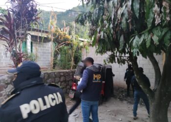 Desde tempranas horas personal policial inició con los allanamientos contra extorsiones. /Foto: PNC