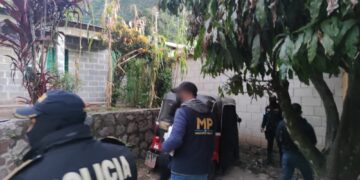 Desde tempranas horas personal policial inició con los allanamientos contra extorsiones. /Foto: PNC