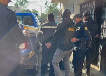 Agentes efectúan allanamientos en el país. /Foto: PNC