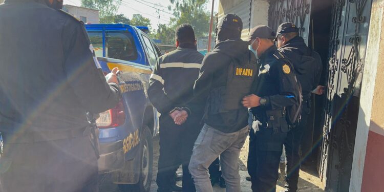 Agentes efectúan allanamientos en el país. /Foto: PNC