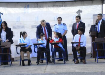 Presidente Giammattei encabeza entrega de mobiliario para fortalecimiento de la educación