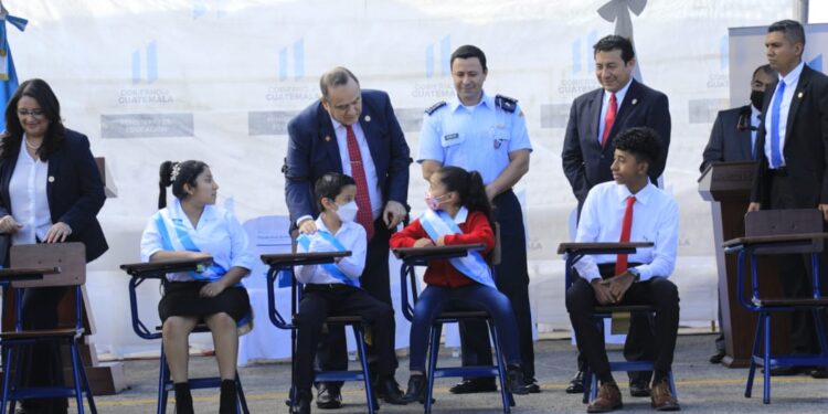 Presidente Giammattei encabeza entrega de mobiliario para fortalecimiento de la educación