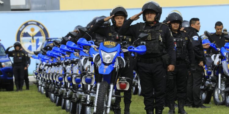 Fortalecen operaciones de la PNC con entrega de motocicletas y autopatrullas