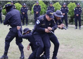 Personal policial es capacitado como parte de la transformación policial. /Foto: Mingob