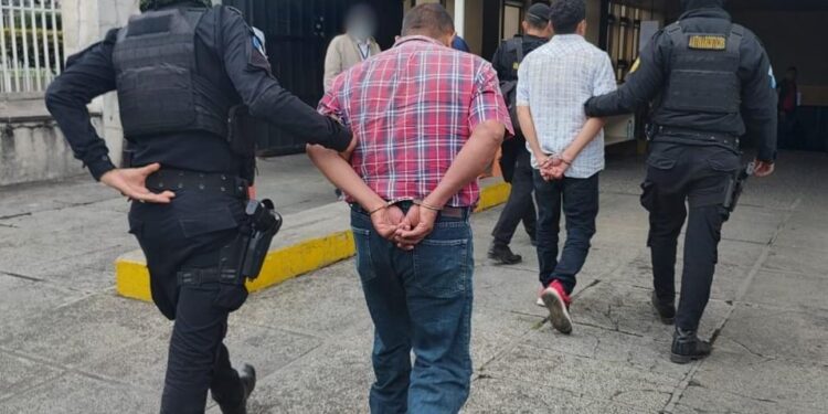 Localizan más de 100 mil quetzales y detienen a personas por lavado de dinero