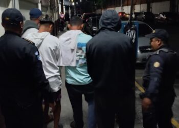 Capturados por pesca ilegal fueron llevados ante un juez local. /Foto: PNC