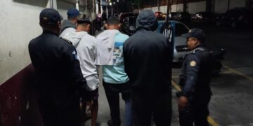 Capturados por pesca ilegal fueron llevados ante un juez local. /Foto: PNC