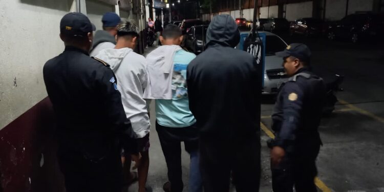 Capturados por pesca ilegal fueron llevados ante un juez local. /Foto: PNC