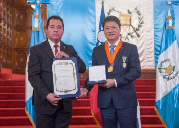 Conred entrega Medalla de Servicios Meritorios al embajador de la República de China (Taiwán), Li-Cheng Cheng
