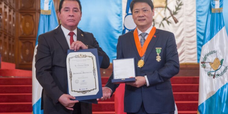 Conred entrega Medalla de Servicios Meritorios al embajador de la República de China (Taiwán), Li-Cheng Cheng